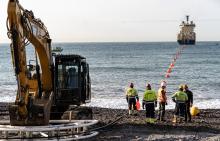 operazioni di cantiere sulla spiaggia