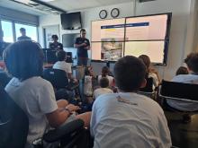 I ragazzi assistono a una lezione tenuta presso la sala operativa della Protezione Civile di Genova I ragazzi assistono a una lezione tenuta presso la sala operativa della Protezione Civile di Genova