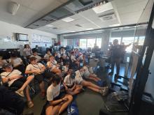 I ragazzi assistono a una lezione tenuta presso la sala operativa della Protezione Civile di Genova I ragazzi assistono a una lezione tenuta presso la sala operativa della Protezione Civile di Genova