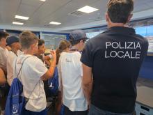 Un momento della lezione con la Polizia Locale, davanti al maxi-schermo con immagini provenienti da tutta la città Un momento della lezione con la Polizia Locale, davanti al maxi-schermo con immagini provenienti da tutta la città