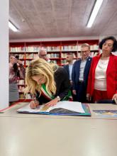 La sindaca Salis firma il libro delle presenze presso la biblioteca