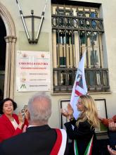 Gli applausi della sindaca Salis e del presidente Versace, di spalle, subito dopo la scopertura