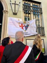 Il momento della scopertura della targa all'esterno della Casa