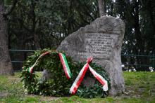 Il monumento a Guido Rossa: alla base le corone commemorative