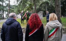 Fotografati di spalle: il presidente di Anpi Genova Massimo Bisca, la presidente di Municipio Cosso, la sindaca Salis