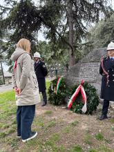 La sindaca Salis in raccoglimento davanti al monumento che commemora l'assassinio di Rossa