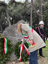 Il momento della deposizione della corona da parte della sindaca Salis