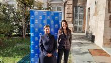 Rappresentante di UNHCR Chiara Cardoletti e assessore Lorenza Rosso fotografate nel cortile di Palazzo Tursi