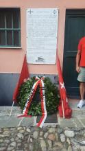 La corona d'alloro deposta sulla targa commemorativa