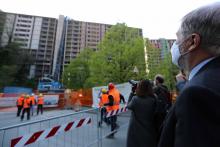 Il sindaco guarda i lavori