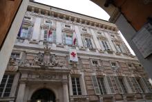 Bandiera Croce Rossa a Palazzo Tursi