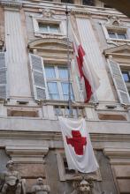 Bandiera Croce Rossa a Palazzo Tursi