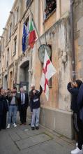 Il momento dell'alzabandiera davanti all'ingresso del San Giorgio