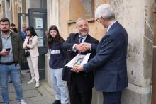 Stretta di mano tra il preside Fasce e il Capitano Mike David-Marks