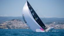 Una barca a vela in gara nel 2025 (foto sito Nastro Rosa Tour)