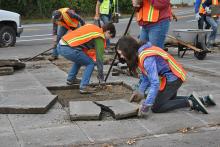 Volontari con la pettorina "depavimentano" negli Stati Uniti (foto scattata nel 2016)