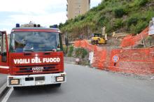 camion rosso con scritta vigili del fuoco