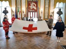 Esposizione bandiera della Croce Rossa