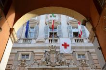 Esposizione bandiera della Croce Rossa