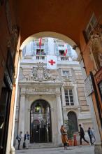 Esposizione bandiera della Croce Rossa