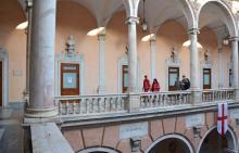 Esposizione bandiera della Croce Rossa