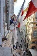 Esposizione bandiera della Croce Rossa