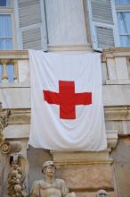 Esposizione bandiera della Croce Rossa