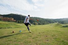 Un giocatore di footgolf impegnato sul green - Foto di repertorio