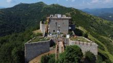 Foto di Forte Puin con i ponteggi durante i lavori di restauro