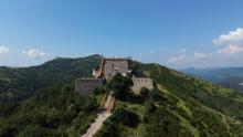 Foto scattata da lontano di Forte Puin con i ponteggi durante i lavori di restauro
