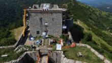 L'area di cantiere allestita attorno e sul Forte Puin