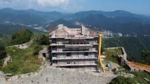 Foto di Forte Puin con i ponteggi durante i lavori di restauro