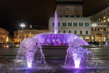 La fontana di piazza De Ferrari illuminata di rosa per il prossimo Giro d'Italia
