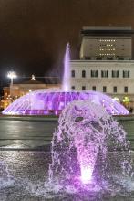 La fontana di piazza De Ferrari illuminata di rosa per il prossimo Giro d'Italia