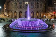 Fontana di piazza De Ferrari illuminata di viola