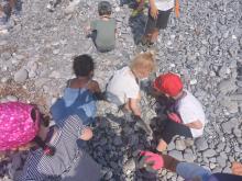 Bimbi sulla spiaggia impegnati in un clean up - foto di repertorio