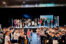 Bimbi e adulti insieme nella fotoricordo della cerimonia di premiazione