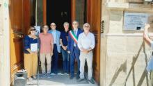 Relatori e Autorità accanto alla targa: in ordine Pitacco, Bertoncini, Verdino, Macciò, Robotti, Colucci