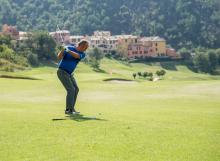 Un giocatore di golf impegnato sul green - Foto di repertorio