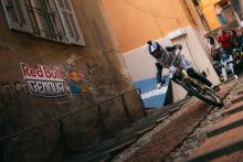 Un rider scende a perdifiato lungo una creuza cittadina durante il Red Bull Genova Cerro Abajo 2024