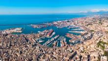 Panorama dall'alto di Genova con il Porto Antico al centro e il mare sullo sfondo