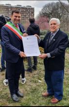 Giardino dei Giusti-Mario Mascia, Flavio Testi con pergamena