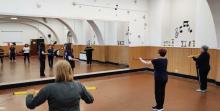 Anziani in palestra mentre fanno ginnastica