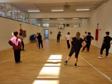 Anziani in palestra mentre fanno ginnastica 2