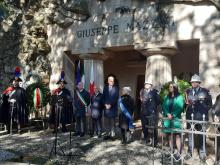 Giornata Unità d'Italia-Gruppo davanti tomba Mazzini