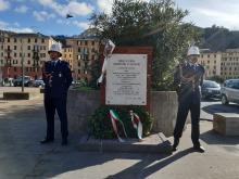 vigili in alta uniforme e cippo