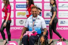 Premiazione dell'handbiker Christian Giagnoni vincitore della gara