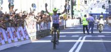 Un vecchio arrivo, in via XX Settembre, del Giro dell'Appennino di ciclismo: il vincitore taglia il traguardo in solitaria