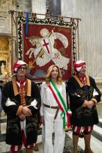 La sindaca Salis con il nuovo Gonfalone La sindaca Salis e il gonfalone