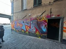 Il palazzo imbrattato in vico Largo